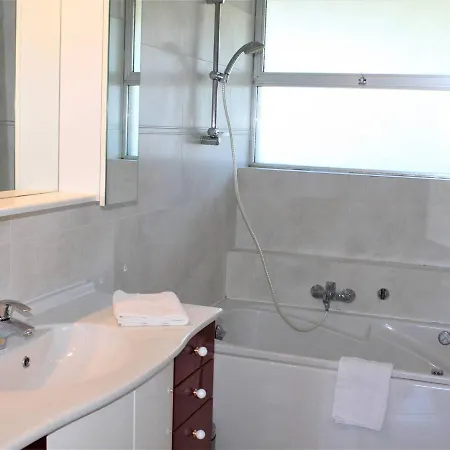 3p Avec Terrasse Et Parking, - Fr-1-252a-63 *